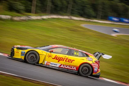 Correndo em casa, o tricampeão Gabriel Casagrande fez o melhor tempo da sexta-feira na Stock Car em Cascavel - Foto: Divulgação