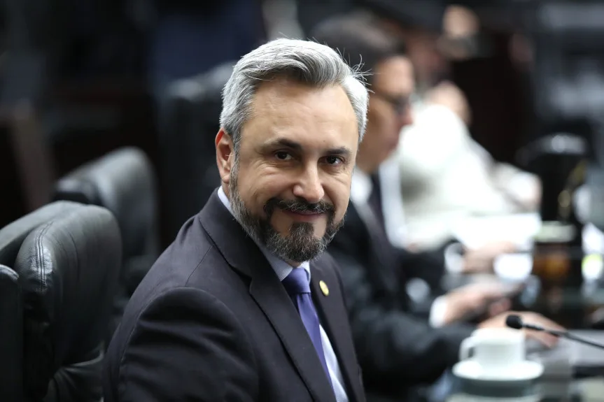 Saiba como a política proposta por Fabio Oliveira beneficia estudantes-atletas no Paraná com novas regras para abono de faltas - Foto: Valdir Amaral/Alep Saiba como a política proposta por Fabio Oliveira beneficia estudantes-atletas no Paraná com novas regras para abono de faltas - Foto: Valdir Amaral/Alep