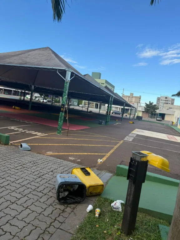 Vandalismo é registrado no estacionamento do Teatro Municipal