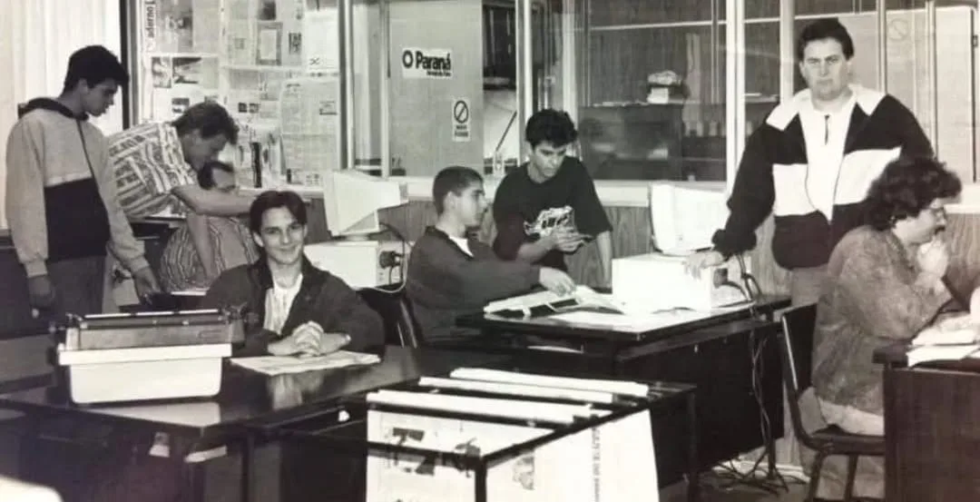 Redação do Jornal O Paraná na década de 1990: Da direita para esquerda, Jean Paterno, Vandré Dubiela, Luciano Monteiro, Jéferson Lobo, Eduardo Serralheiro - Ronaldo Kracieski e Mário Lemanski (in memorian) - e Antonio Oliveira - Foto: Lorena Manarin/Arquivo Redação do Jornal O Paraná na década de 1990: Da direita para esquerda, Jean Paterno, Vandré Dubiela, Luciano Monteiro, Jéferson Lobo, Eduardo Serralheiro - Ronaldo Kracieski e Mário Lemanski (in memorian) - e Antonio Oliveira - Foto: Lorena Manarin/Arquivo