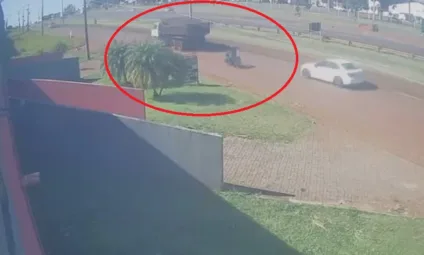 VÍDEO: câmera flagra acidente que tirou a vida de motociclista em Cascavel VÍDEO: câmera flagra acidente que tirou a vida de motociclista em Cascavel