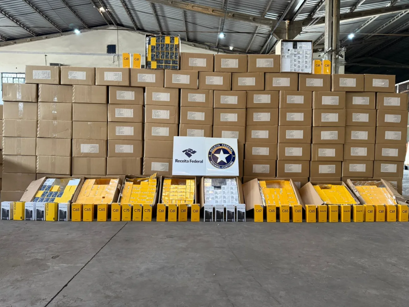 Receita Federal apreende cerca de 3,2 mil smartphones em Cascavel Receita Federal apreende cerca de 3,2 mil smartphones em Cascavel