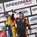 Duda Conci comemora no pódio o terceiro lugar que o mantém na liderança do campeonato - Foto: Tiago Guedes/Divulgação