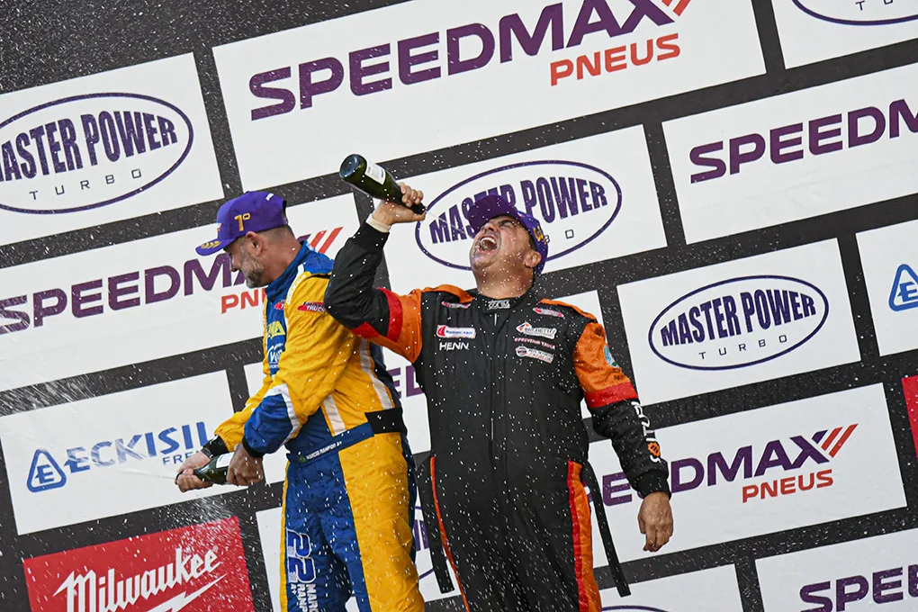 Duda Conci comemora no pódio o terceiro lugar que o mantém na liderança do campeonato - Foto: Tiago Guedes/Divulgação Duda Conci comemora no pódio o terceiro lugar que o mantém na liderança do campeonato - Foto: Tiago Guedes/Divulgação