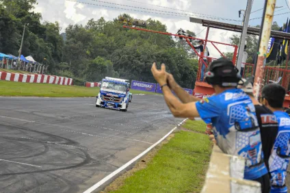 Com o terceiro lugar conquistado em Guaporé, o catarinense Túlio Bendo garantiu a liderança da categoria GT Truck - Foto: Tiago Soares