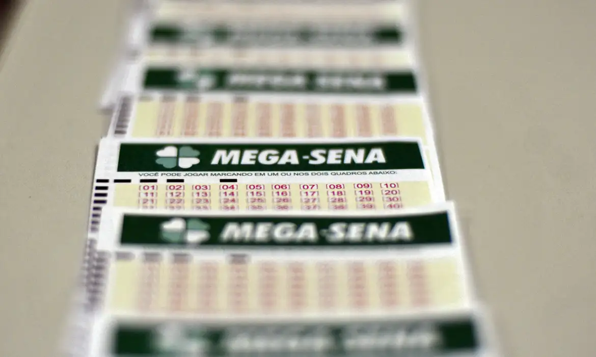 O concurso 2.869 da Mega-Sena realiza sorteio com prêmio de R$ 11 milhões. Aposte até as 19h e confira ao vivo! - Foto: Marcello Casal Jr./Agência Brasil