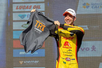 O paranaense Gabriel Casagrande, tricampeão da Stock Car, encara a pista cascavelense como a oportunidade de arrancar para o tetra - Foto: Divulgação