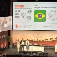Durante a certificação do Brasil pela OMSA, Lula confraterniza com o MST em contraste com o agronegócio - Foto: Divulgação