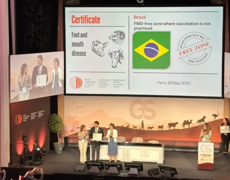 Durante a certificação do Brasil pela OMSA, Lula confraterniza com o MST em contraste com o agronegócio - Foto: Divulgação