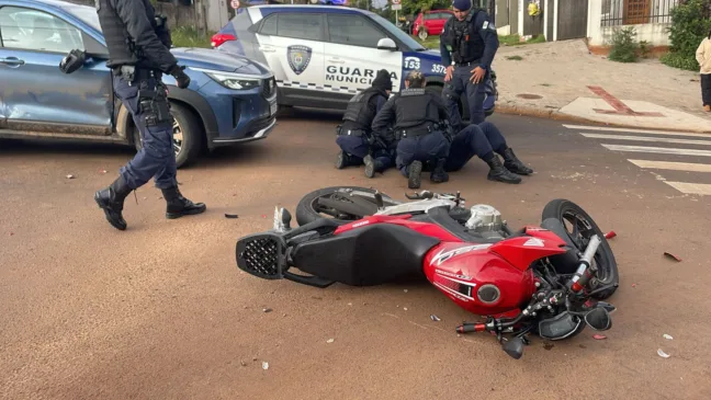 Um Guarda Municipal de Cascavel se feriu em um acidente de trânsito envolvendo motocicleta e carro - Foto: SOT