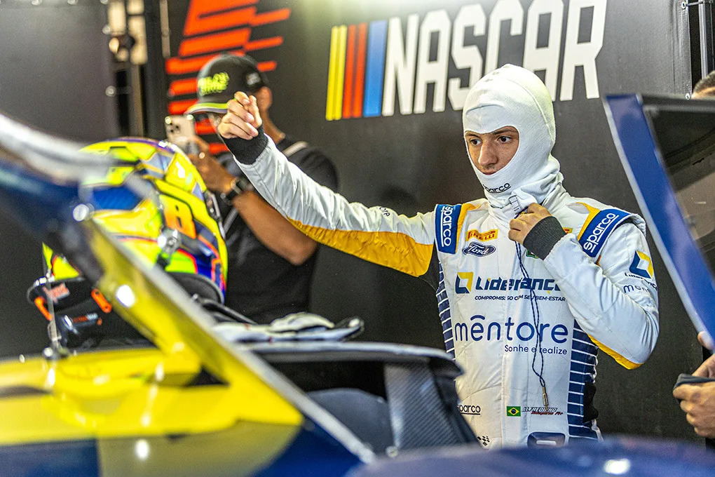 Alfredinho Ibiapina brilha na 3ª etapa da Nascar Brasil com seu automóvel, dividindo a liderança do campeonato - Foto: Divulgação Alfredinho Ibiapina brilha na 3ª etapa da Nascar Brasil com seu automóvel, dividindo a liderança do campeonato - Foto: Divulgação