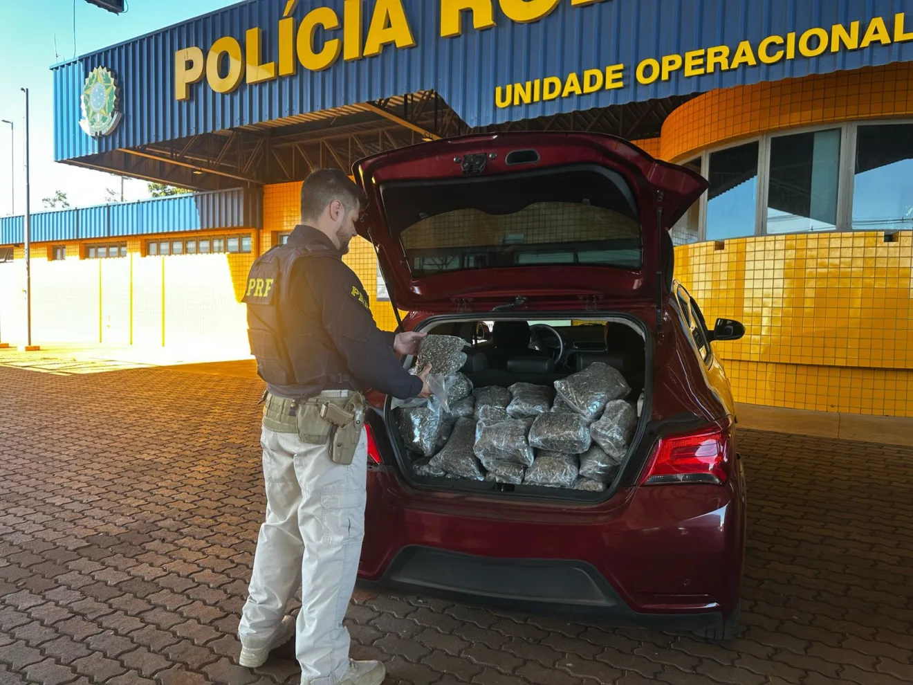 Polícia Rodoviária Federal apreende 122 quilos de maconha em Cascavel. Descubra os detalhes da abordagem e a prisão do casal - Foto: PRF Polícia Rodoviária Federal apreende 122 quilos de maconha em Cascavel. Descubra os detalhes da abordagem e a prisão do casal - Foto: PRF