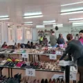 APAE de Cascavel realiza bazar de calçados femininos