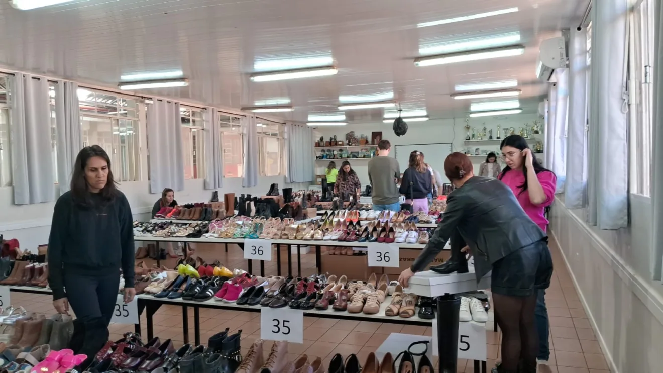 APAE de Cascavel realiza bazar de calçados femininos