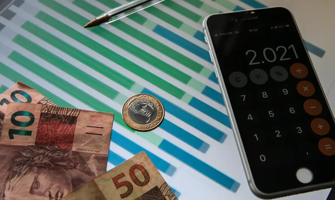 Entenda a recente alta da economia brasileira com o crescimento de 1,3% no primeiro trimestre de 2024 segundo o Banco Central - Foto: Marcello Casal Jr/Agência Brasil Entenda a recente alta da economia brasileira com o crescimento de 1,3% no primeiro trimestre de 2024 segundo o Banco Central - Foto: Marcello Casal Jr/Agência Brasil