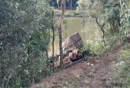 Caminhoneiro morre em batida frontal na BR-277; vídeo mostra cenário caótico