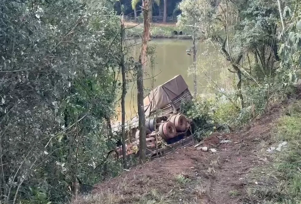 Caminhoneiro morre em batida frontal na BR-277; vídeo mostra cenário caótico Caminhoneiro morre em batida frontal na BR-277; vídeo mostra cenário caótico