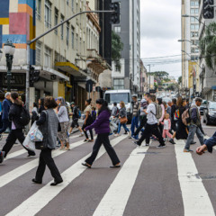 Curitiba, 14 de dezembro de 2022 - Pedestres no centro da capital paranaense.