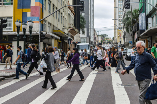 Curitiba, 14 de dezembro de 2022 - Pedestres no centro da capital paranaense.