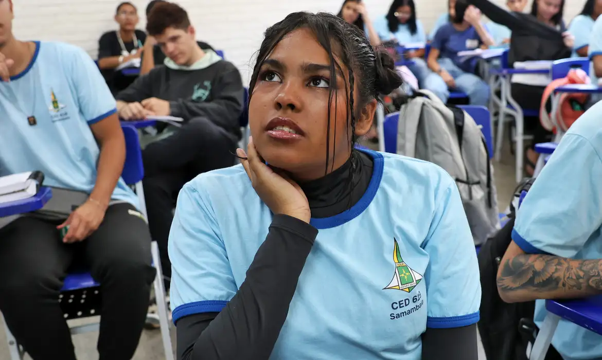 Saiba mais sobre o programa Pé-de-meia e o pagamento da quarta parcela aos alunos do ensino médio nascidos em novembro e dezembro - Foto: Antônio Cruz/Agência Brasil