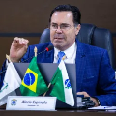 Saiba como Alécio Espínola lida com os desafios da nova gestão, enquanto o TCE aprova suas contas de 2024 sem ressalvas - Foto: Assessoria