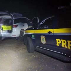 Descubra como a PRF recuperou uma Hilux com 639 quilos de maconha na região de Terra Roxa após fuga perigosa - Foto: PRF