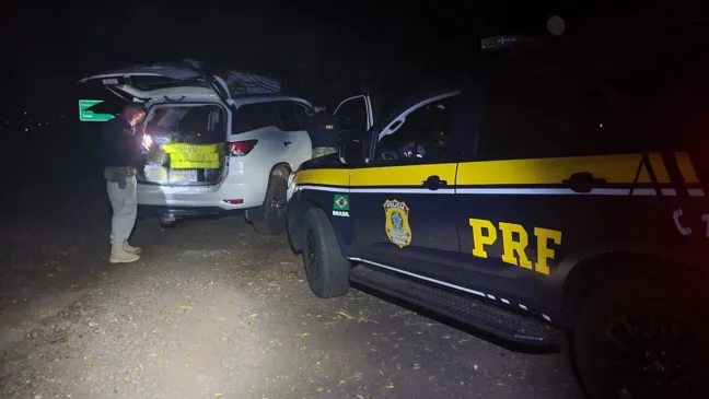 Descubra como a PRF recuperou uma Hilux com 639 quilos de maconha na região de Terra Roxa após fuga perigosa - Foto: PRF