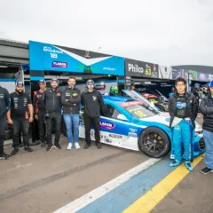 Akyu Myasava e sua equipe comemoram o quinto lugar na corrida 3 da Stock Car Light domingo, no Autódromo de Velopark - Foto: Vanderley Soares