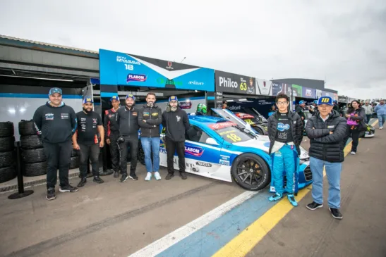 Akyu Myasava e sua equipe comemoram o quinto lugar na corrida 3 da Stock Car Light domingo, no Autódromo de Velopark - Foto: Vanderley Soares