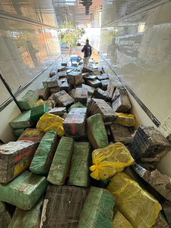 Descubra como a PRF deteve um motorista que transportava 7,7 toneladas de maconha em um caminhão frigorífico na BR-369 - Foto: PRF