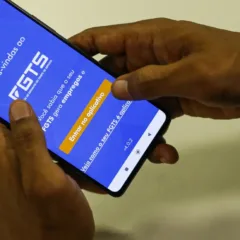 Saiba tudo sobre o saque-aniversário do FGTS no Brasil e como trabalhadores que foram demitidos podem acessar seus fundos - Foto: Joédson Alves/Agência Brasil