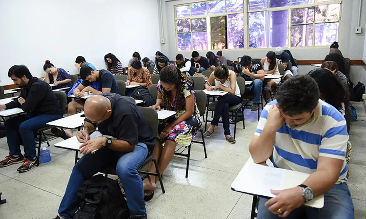 Entenda como funciona a Educação para os brasileiros no exterior e saiba como se inscrever no Encceja 2025 - Foto: Divulgação/ MEC