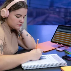 Jovem estudando para o vestibular
