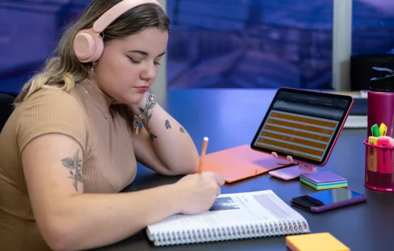 Jovem estudando para o vestibular