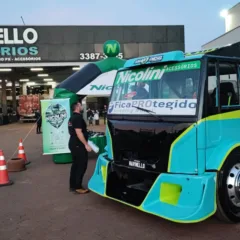 Victor Ficagna exibe nova pintura de seu Volvo e diz estar satisfeitos com sua participação na Fórmula Truck até aqui - Foto: Lu Flores