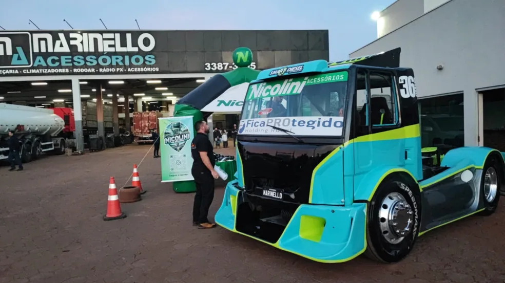 Victor Ficagna exibe nova pintura de seu Volvo e diz estar satisfeitos com sua participação na Fórmula Truck até aqui - Foto: Lu Flores
