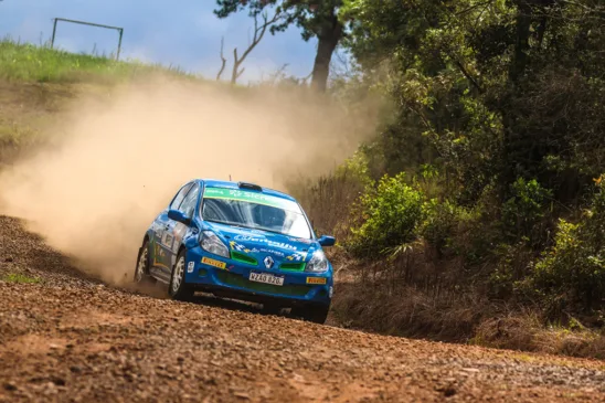 Marcos Valandro e Dário Driessem competem com um Renault Clio - Foto: Edson Castro/Divulgação
