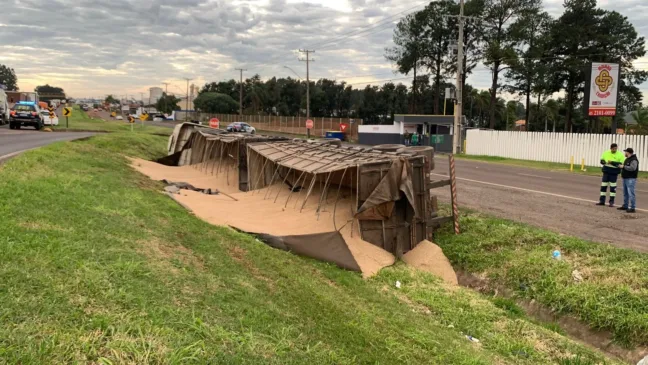 Cascavel registra acidente com carreta tombada. Caminhoneiro ferido mobiliza equipes de resgate na BR-277 - Foto: SOT