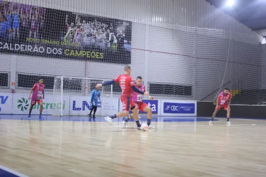 Acompanhe o jogo do Cascavel Futsal contra o Praia Clube e descubra a importância desta partida na Liga Futsal - Foto: Assessoria