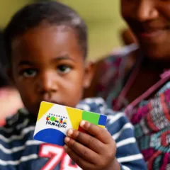 Descubra como a Caixa Econômica Federal paga o Bolsa Família em junho, com valores de até R$ 666,01 para Brasil - Foto: Lyon Santos/ MDS