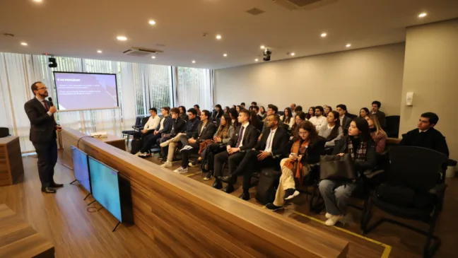 Diretor legislativo Dylliardi Alessi foi responsável pela explanação aos acadêmicos.
Créditos: Valdir Amaral/Alep