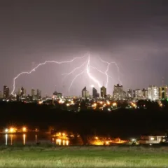 Segundo o Simepar houve uma incidência de 743 raios em Cascavel, enquanto que em Curitiba foram registrados 41 - Foto: Celso Dias 