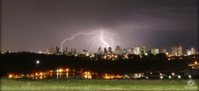 Segundo o Simepar houve uma incidência de 743 raios em Cascavel, enquanto que em Curitiba foram registrados 41 - Foto: Celso Dias 