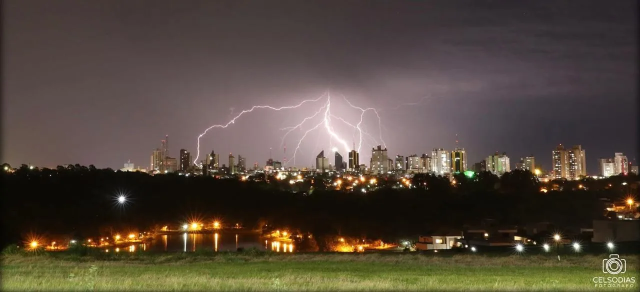 Segundo o Simepar houve uma incidência de 743 raios em Cascavel, enquanto que em Curitiba foram registrados 41 - Foto: Celso Dias 
