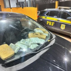 Polícia Rodoviária apreende 11,5 kg de drogas em Cascavel. Detalhes da abordagem e prisão do casal envolvidos - Foto: PRF/Cascavel 