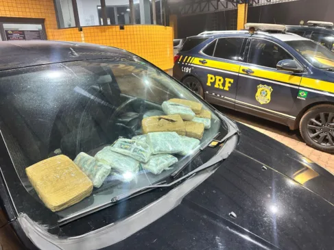 Polícia Rodoviária apreende 11,5 kg de drogas em Cascavel. Detalhes da abordagem e prisão do casal envolvidos - Foto: PRF/Cascavel 