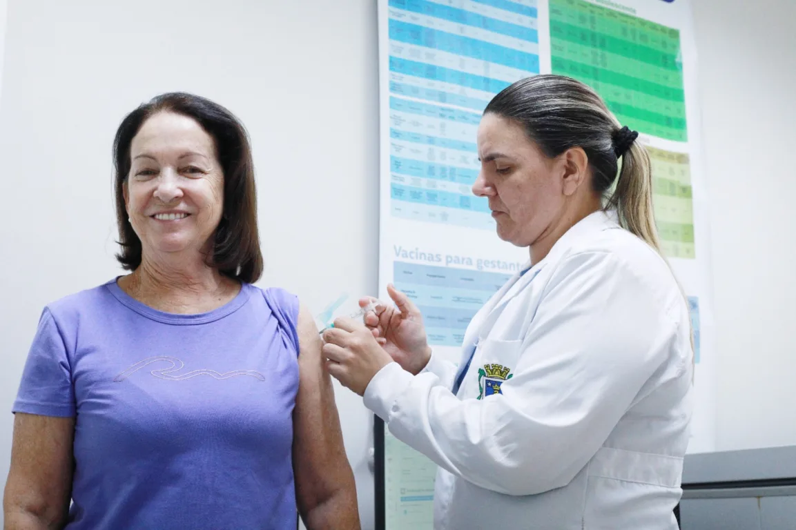 Saiba como Cascavel está combatendo SRAGs com a ampliação do horário de vacinação contra a gripe em seis unidades de saúde - Foto: Secom Cascavel