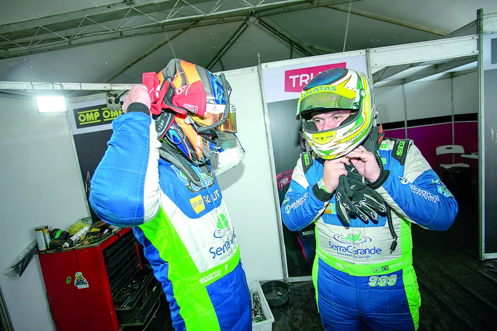 Os irmãos Léo e Lutiane Soares realizaram o sonho de competir em dupla no Turismo Nacional na etapa de Cascavel - Foto: Divulgação Os irmãos Léo e Lutiane Soares realizaram o sonho de competir em dupla no Turismo Nacional na etapa de Cascavel - Foto: Divulgação