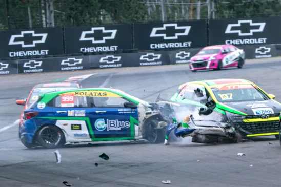 Os fortes pancadas destruíram o Chevrolet Onix de Lutianne Soares e a equipe já prepara um novo para a próxima etapa - Foto: Divulgação