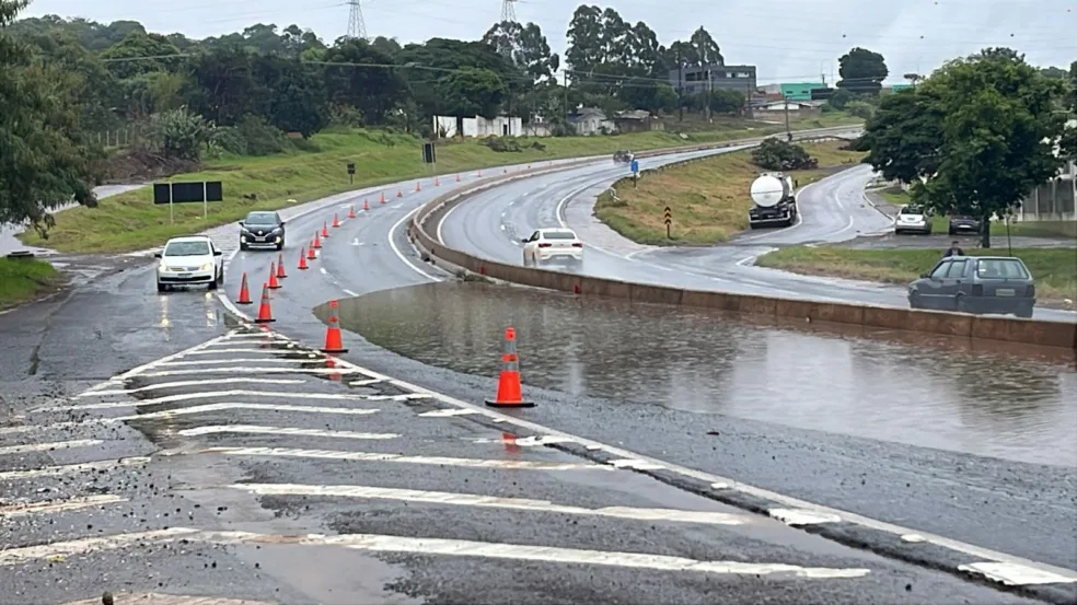 Entenda a situação em Cascavel após o forte temporal. A PRC-467 está interditada e novos desvios foram estabelecidos - Foto: SOT
